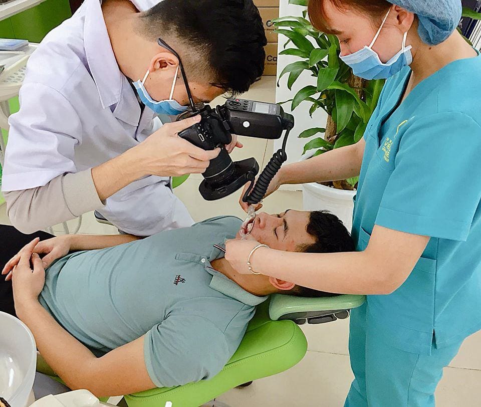 đóng kín 2 răng cửa thưa với khí cụ button 1 Vietsmile nieng rang chinh nha