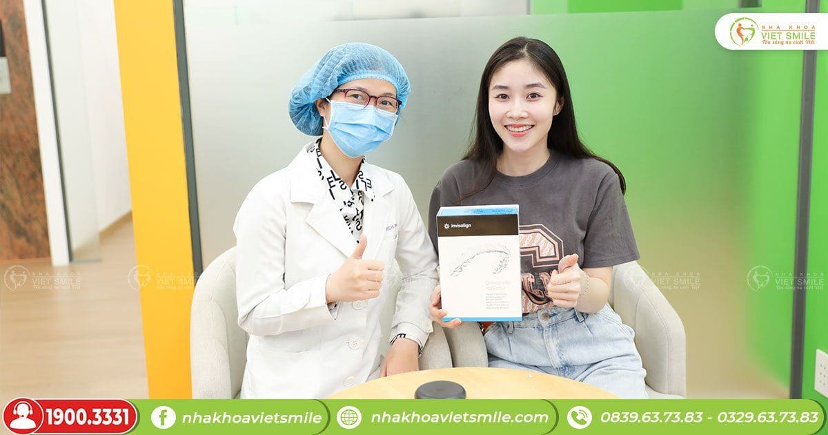 Bạn Linh nhận khay tinh chỉnh chụp ảnh cùng bác sĩ tại Việt Smile